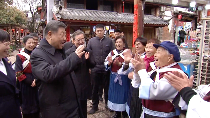 शी जिनपिंग ने लिजियांग ओल्ड टाउन की विरासत और सतत पर्यटन का अन्वेषण किया video poster