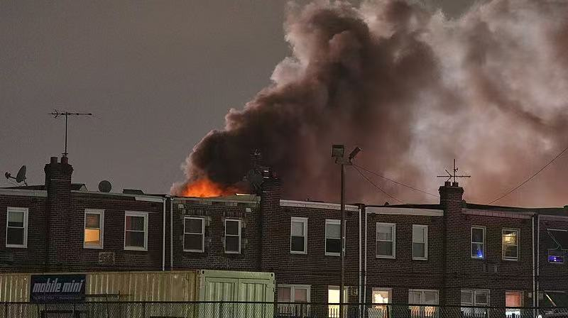 नाटकीय फुटेज: फिलाडेल्फिया में टेकऑफ़ के कुछ सेकंड बाद छोटा जेट क्रैश video poster