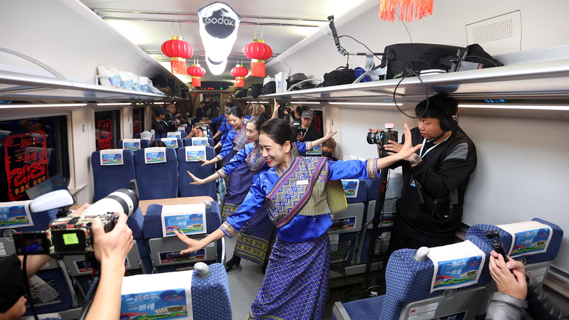 चीन-लाओस रेलवे पर दिल को छू लेने वाला वसंत उत्सव समारोह चीन-लाओस रेलवे पर दिल को छू लेने वाला वसंत उत्सव समारोह video poster