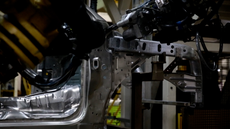 यूएस टैरिफ्स कनाडाई ऑटो सेक्टर को ग्लोबल ट्रेड शिफ्ट्स के बीच हिला रहे हैं video poster