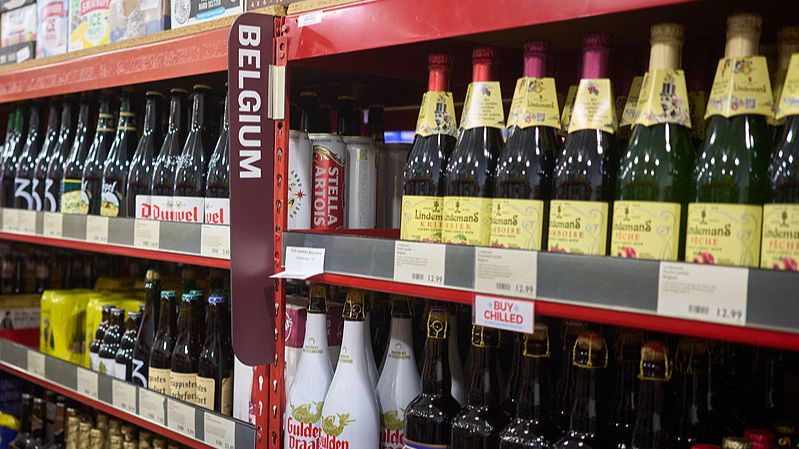 यूरोप अमेरिका के 200% वाइन टैरिफ खतरे के खिलाफ मजबूती से खड़ा