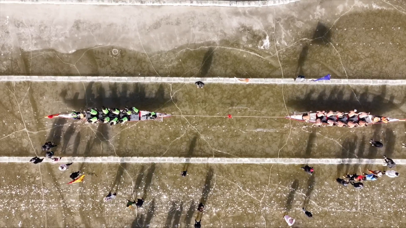 नॉर्थईस्ट चीन में बर्फीले ड्रैगन बोट रेसिंग ने उत्सव की भावना को प्रज्वलित किया video poster