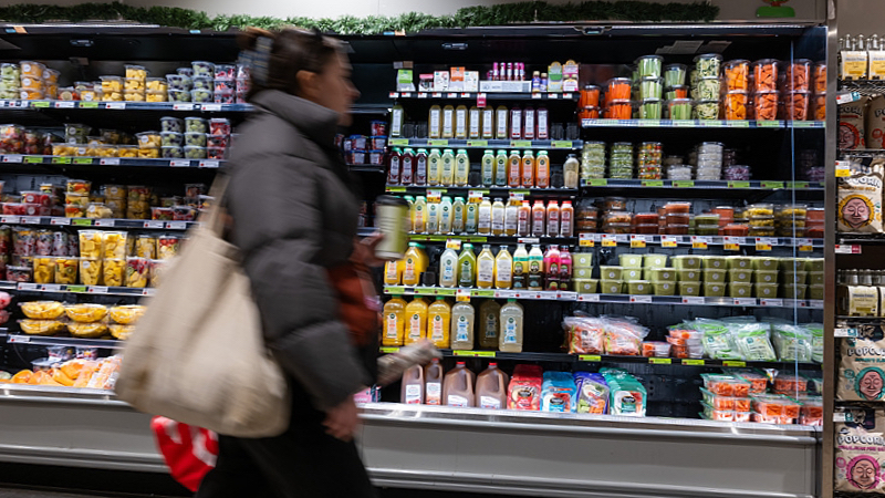 चीन के व्यापारिक कदम अमेरिकी लागत की चिंताओं को जन्म देते हैं video poster