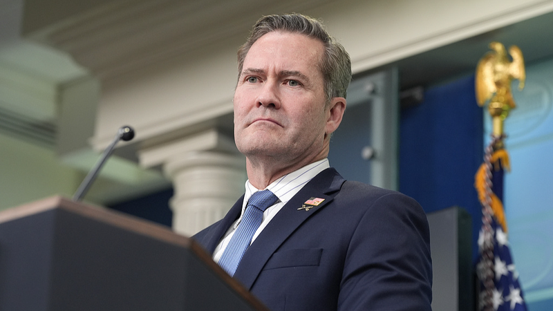 यमन चैट लीक के लिए वॉल्त्ज़ ने जिम्मेदारी ली वैश्विक परिवर्तनों के बीच