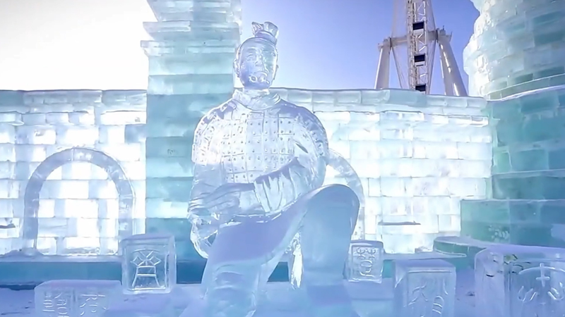हार्बिन आइस एंड स्नो वर्ल्ड में शानदार आइस टेराकोटा योद्धा चमकते हैं video poster