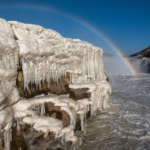 हुकौ जलप्रपात जम गया, सर्दियों के आगंतुकों के लिए आकर्षक हुकौ जलप्रपात जम गया, सर्दियों के आगंतुकों के लिए आकर्षक