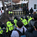 ऐतिहासिक गिरफ्तारी प्रयास: दक्षिण कोरिया ने महाभियोग राष्ट्रपति यून सुक-योएल को लक्षित किया video poster