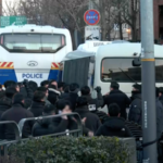 सियोल में जांच मुकाबला: गिरफ्तारी प्रयास से तनाव बढ़ा सियोल में जांच मुकाबला: गिरफ्तारी प्रयास से तनाव बढ़ा video poster