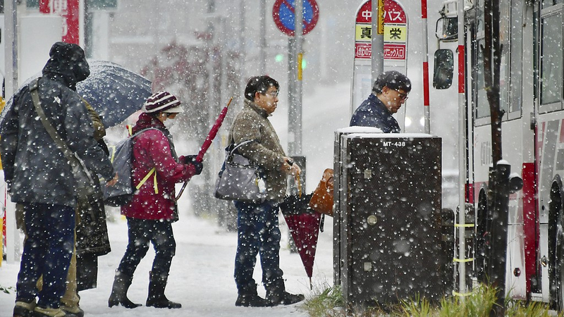 भारी हिमपात पश्चिमी जापान के पहाड़ी इलाकों में फैला video poster