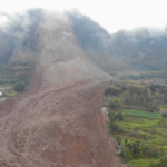 चीन के दक्षिण-पश्चिम सिचुआन में भूस्खलन के बाद बचाव कार्य जारी चीन के दक्षिण-पश्चिम सिचुआन में भूस्खलन के बाद बचाव कार्य जारी