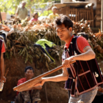 द'आंग ग्रामीण वसंत त्योहार मनाने के लिए ऐतिहासिक टॉप्स घुमाते हैं द'आंग ग्रामीण वसंत त्योहार मनाने के लिए ऐतिहासिक टॉप्स घुमाते हैं