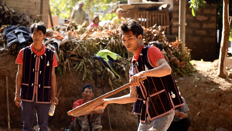 द'आंग ग्रामीण वसंत त्योहार मनाने के लिए ऐतिहासिक टॉप्स घुमाते हैं