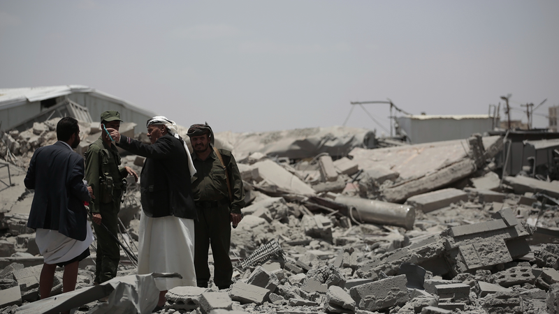 सना में अमेरिकी हवाई हमले संघर्ष और वैश्विक व्यापार प्रभाव को बढ़ाते हैं