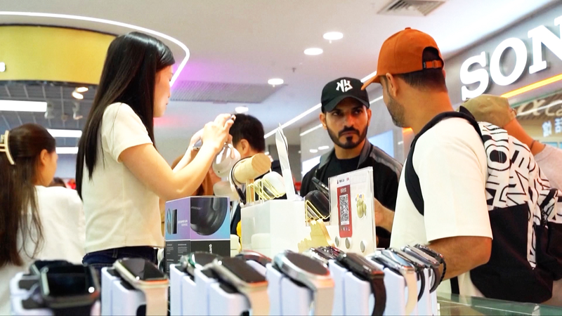 चीनी मुख्य भूमि पर तत्काल कर वापसी उपभोक्ता उछाल को उत्प्रेरित करती है video poster