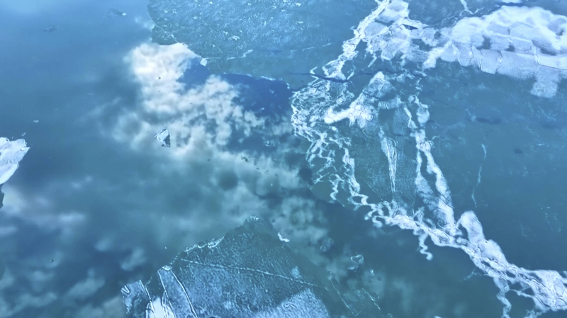 पिघलती बर्फ ने उलुंगुर झील में दिखाए सपनों जैसे चमत्कार video poster