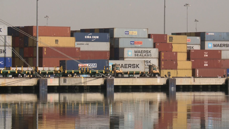 व्यापार युद्ध एशियाई बाजार परिवर्तन के बीच वैश्विक वाणिज्य को नया रूप देता है video poster