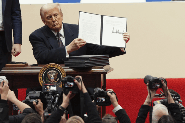 ट्रंप की 100-दिवसीय अनुमोदन दर आर्थिक और वैश्विक तरंगों के बीच गिरती है