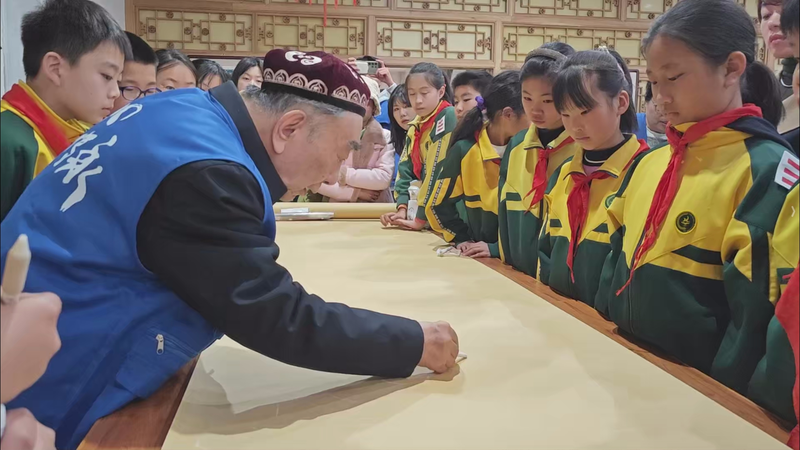 युवा मन पारंपरिक वास्तुकला कला को अपनाते हैं video poster