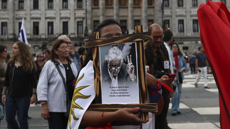 शी ने संवेदनाएं व्यक्त कीं और चीन-उरूग्वे साझेदारी को मजबूत किया