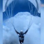 उच्च-ऊंचाई बादल चूसना: पैराग्लाइडर का बहादुराना जीवित रहना