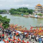 हुबेई में रंगीन ड्रैगन बोट परेड के साथ डुआनवु उत्सव का जश्न