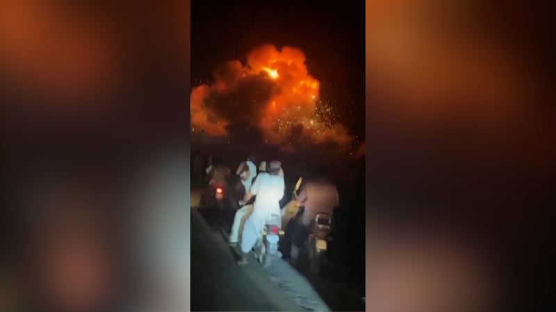 पाकिस्तान ने भारतीय हवाई हमलों के बीच 5 जेट गिराने का दावा किया पाकिस्तान ने भारतीय हवाई हमलों के बीच 5 जेट गिराने का दावा किया video poster