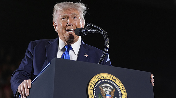 वैश्विक व्यापार तरंगों के बीच अमेरिकी उपभोक्ताओं को टैरिफ हिट वैश्विक व्यापार तरंगों के बीच अमेरिकी उपभोक्ताओं को टैरिफ हिट