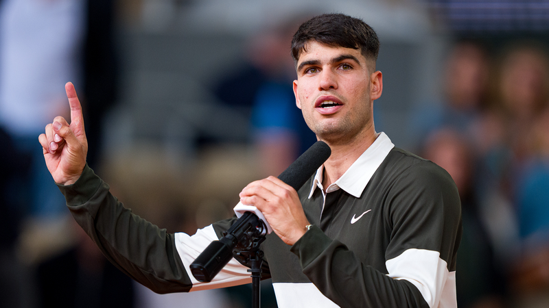 अल्काराज़ ने फ्रेंच ओपन भीड़ को एक आकस्मिक गीत से किया मंत्रमुग्ध