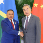 चीनी विदेश मंत्री और सोलोमन आइलैंड्स मंत्री बहुपक्षवाद पर जोर देते हुए चीनी विदेश मंत्री और सोलोमन आइलैंड्स मंत्री बहुपक्षवाद पर जोर देते हुए