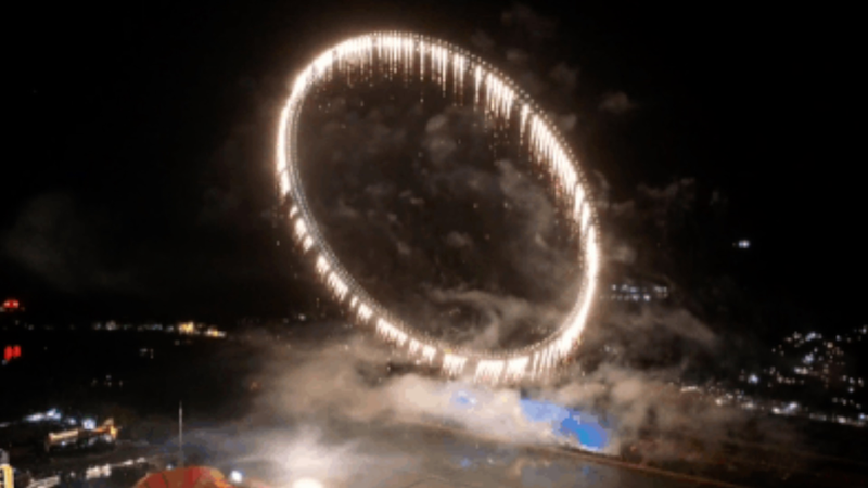 फायरवर्क्स एक्सट्रैवगेंज़ा ने ल्युइयांग में श्रम दिवस को प्रज्वलित किया video poster