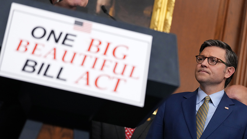 वैश्विक बाज़ार में बदलाव के बीच अमेरिकी कर विधेयक ऋण की चिंताओं को बढ़ाता है