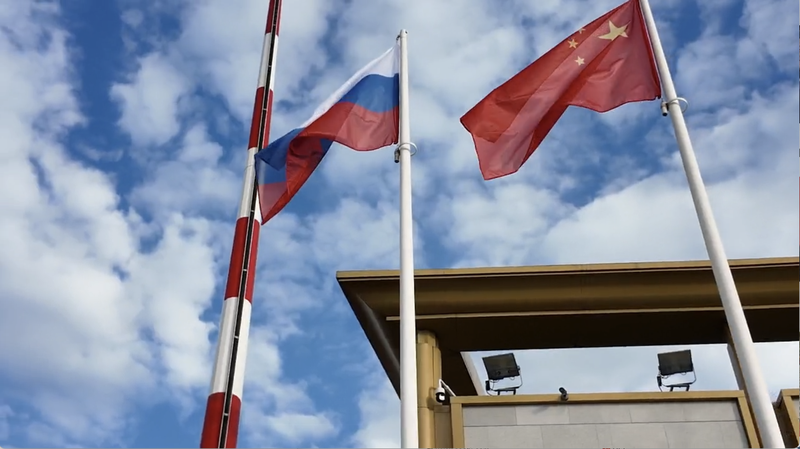 शी जिनपिंग को विजय वर्षगांठ के लिए मास्को में गर्मजोशी से स्वागत किया गया video poster