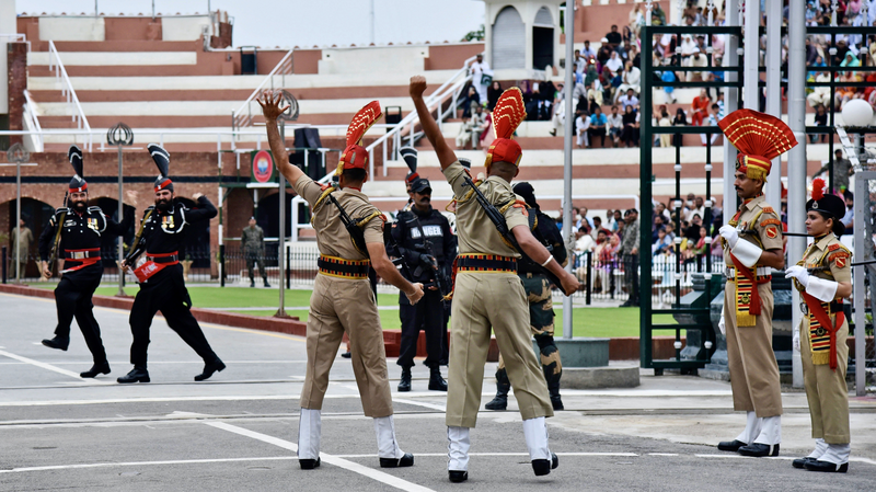 दैनिक सीमा अनुष्ठान एशिया की परिवर्तनकारी गतिशीलता को प्रतिबिंबित करते हैं दैनिक सीमा अनुष्ठान एशिया की परिवर्तनकारी गतिशीलता को प्रतिबिंबित करते हैं video poster