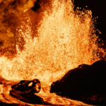 किलाउआ ज्वालामुखी फटता है, 1,000 फीट लावा फव्वारे छोड़े किलाउआ ज्वालामुखी फटता है, 1,000 फीट लावा फव्वारे छोड़े video poster