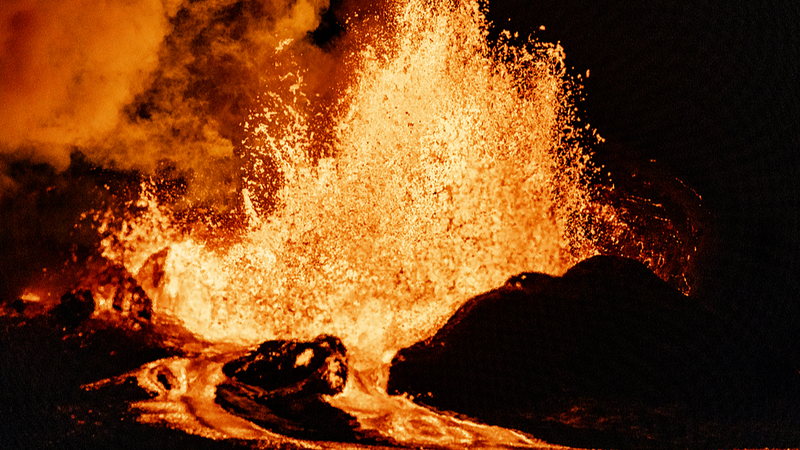 किलाउआ ज्वालामुखी फटता है, 1,000 फीट लावा फव्वारे छोड़े video poster