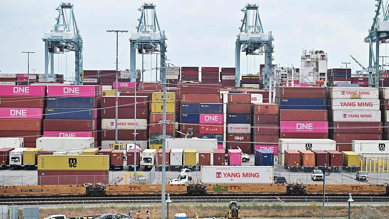 अमेरिका चीन के साथ तत्काल वार्ता चाहता है टैरिफ उथल-पुथल के बीच video poster