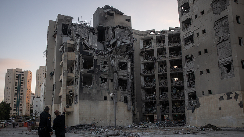 इजरायल-ईरान संघर्ष में नाजुक युद्धविराम ने सतर्क राहत दी video poster