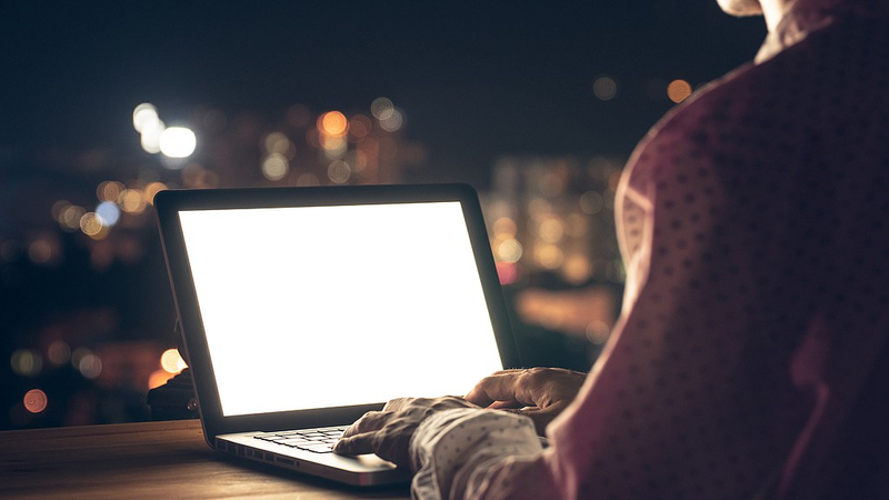 रात्रि में नीली कृत्रिम रोशनी अवसाद से जुड़ी: नए अध्ययन अंतर्दृष्टि