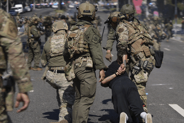 ट्रम्प ने LA आव्रजन अशांति के बीच सैनिक तैनात किए