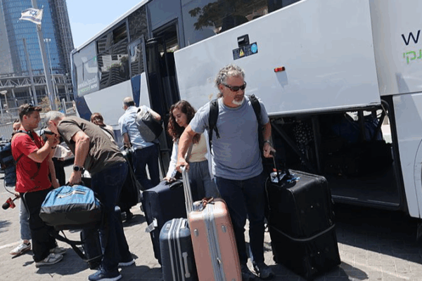 तेहरान हवाई हमले बढ़ते मध्य पूर्व संघर्ष में तनाव को बढ़ाते हैं video poster