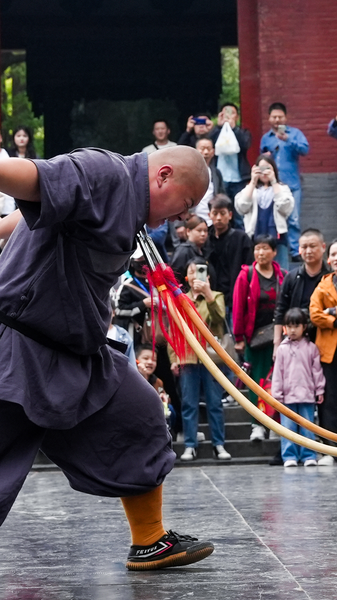 शाओलिन का शानदार करतब: नियंत्रित शक्ति में एक मास्टरक्लास video poster
