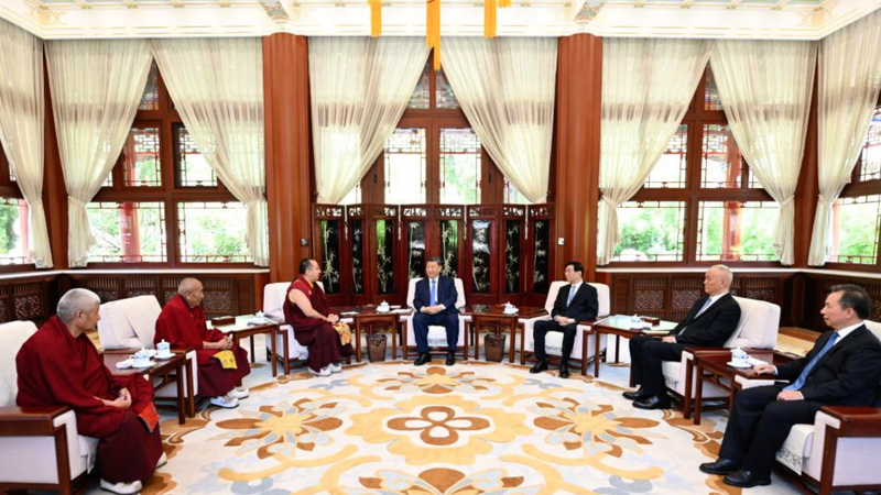 शी जिनपिंग पैनचेन रिनपोचे से मिले: चीनी मुख्यभूमि पर एकता और प्रगति को बढ़ावा देना शी जिनपिंग पैनचेन रिनपोचे से मिले: चीनी मुख्यभूमि पर एकता और प्रगति को बढ़ावा देना video poster