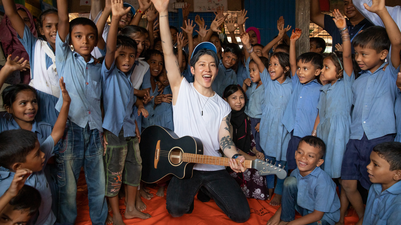 MIYAVI संगीत के माध्यम से शरणार्थियों को शक्ति प्रदान कर रहे हैं विश्व शरणार्थी दिवस पर MIYAVI संगीत के माध्यम से शरणार्थियों को शक्ति प्रदान कर रहे हैं विश्व शरणार्थी दिवस पर video poster