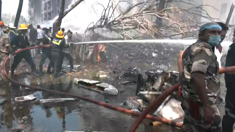 एयर इंडिया फ्लाइट क्रैश अहमदाबाद के पास – लाइव अपडेट एयर इंडिया फ्लाइट क्रैश अहमदाबाद के पास - लाइव अपडेट video poster