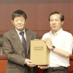 इतिहास की खोज: प्रोफेसर ली लिंग ने चू सिल्क पाण्डुलिपियों की पुनः जाँच की इतिहास की खोज: प्रोफेसर ली लिंग ने चू सिल्क पाण्डुलिपियों की पुनः जाँच की video poster