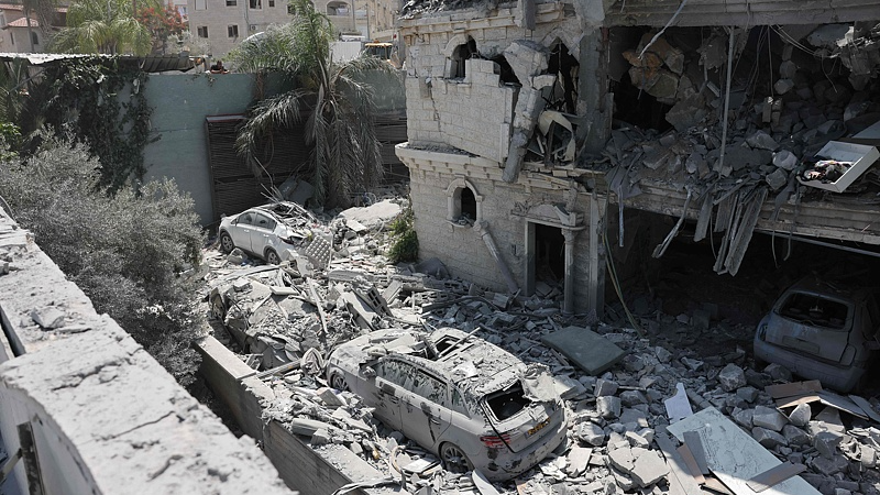 बढ़ते इज़राइल-ईरान संकट: हताहत बढ़े video poster