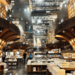 शंघाई का भविष्यवादी बुकस्टोर चीनी मुख्य भूमि में सांस्कृतिक स्थल की अगुआई करता है शंघाई का भविष्यवादी बुकस्टोर चीनी मुख्य भूमि में सांस्कृतिक स्थल की अगुआई करता है