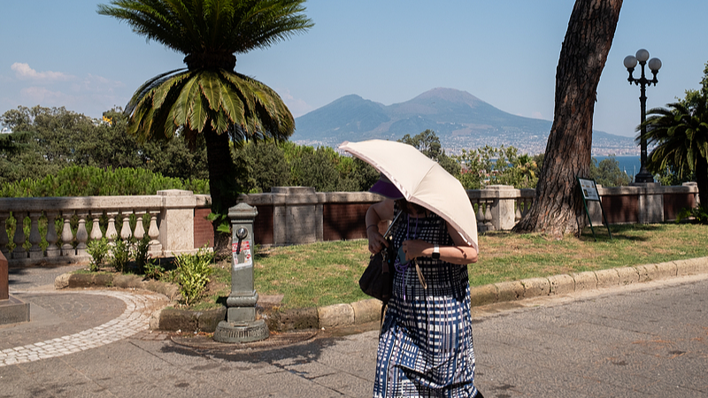 यूरोप अत्यधिक गर्मी से लड़ता है: स्थिरता के लिए एक वैश्विक आह्वान video poster