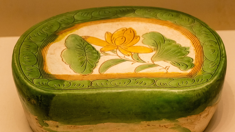 प्राचीन चीनी शीतल कला: त्रि-रंग चीनी मिट्टी का तकिया