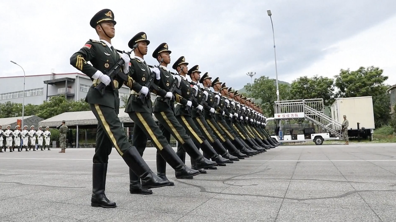 गति में सटीकता: PLA सम्मान गार्ड विजय परेड के लिए सज्जित गति में सटीकता: PLA सम्मान गार्ड विजय परेड के लिए सज्जित video poster